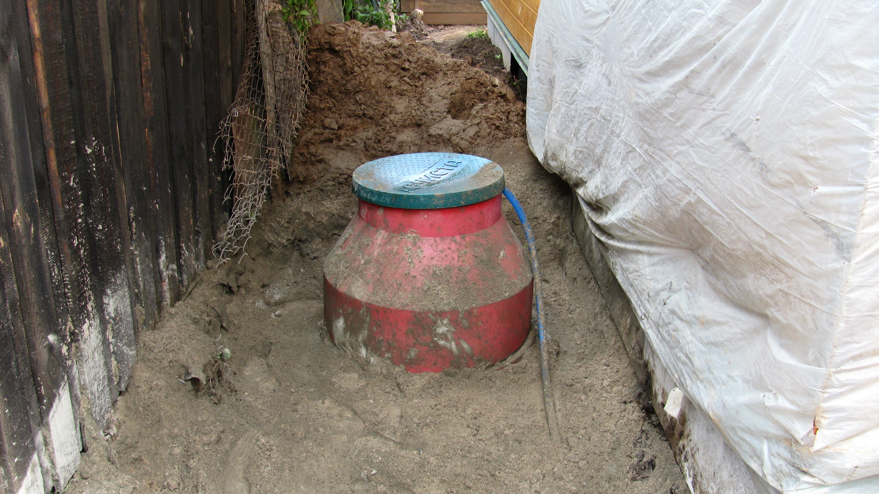 Монтаж септика Дочиста 1.8 в котлован с засыпкой цементно-песчаной смесью и утеплением горловины