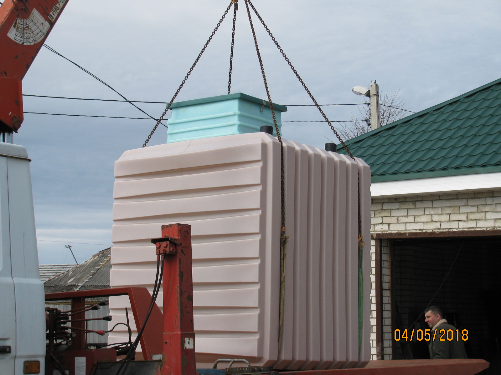 ДОСТАВКА БЕСШОВНОГО ПЛАСТИКОВОГО ПОГРЕБА БАЯР ИЗ ПЛАСТИКА В МОСКВУ К КРЫЛЬЦУ